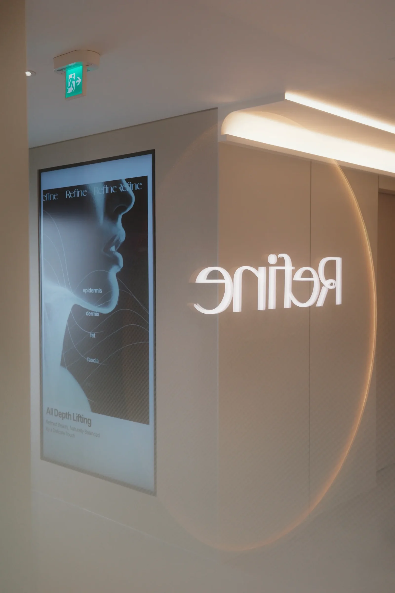 Refine Clinic 공간 사이니지